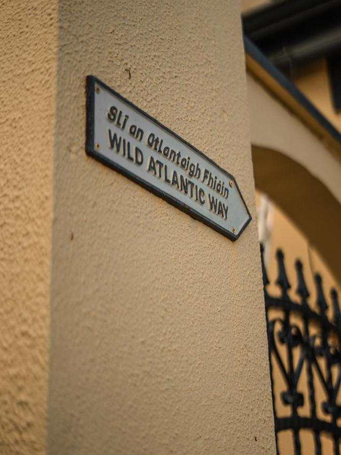 The Village Inn Bohola Ngoại thất bức ảnh